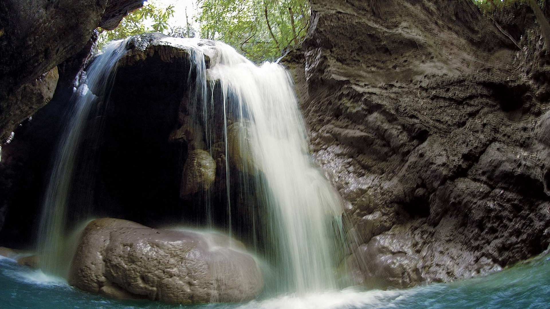 _Media_Default_Gallery_Site_Waterfall-in-Jamaica